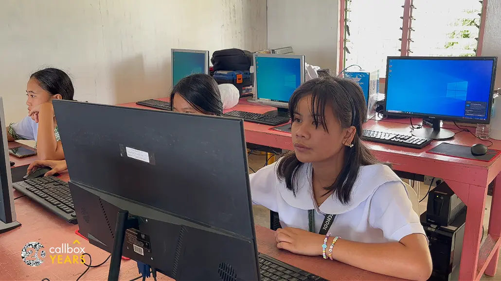 Student learning to use computer